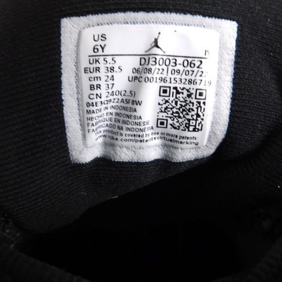 Jordan Retro 13 “Playoffs” Black/White/Red (GS) Size 6Y - Picture 7 of 7